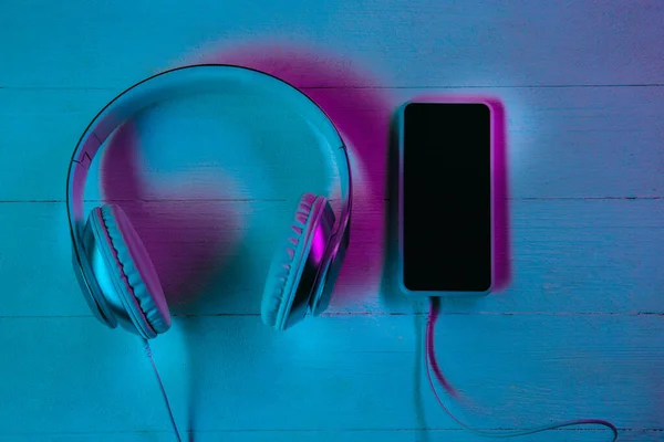 Mor neon ışıklı cihazların üst görünümü — Stok fotoğraf