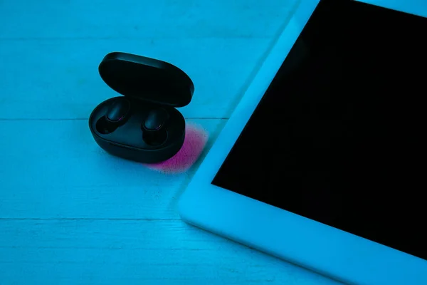 Vista superior do conjunto de gadgets na luz de néon roxo — Fotografia de Stock