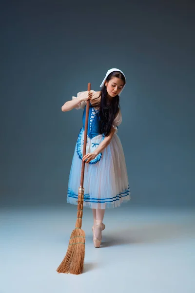 Jonge en sierlijke vrouwelijke balletdanser als Assepoester fairytail karakter — Stockfoto