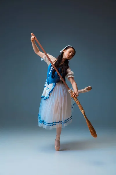 Młoda i pełna wdzięku tancerka baletowa jako postać z bajki Kopciuszek — Zdjęcie stockowe