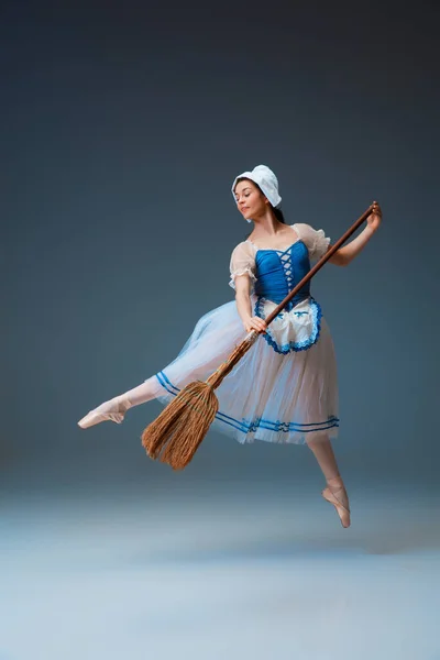 Ung och graciös kvinnlig balettdansare som Askungen sagofigur — Stockfoto
