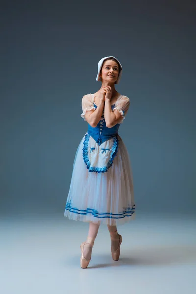 Jeune et gracieuse danseuse de ballet en tant que personnage de Cendrillon fairytail — Photo