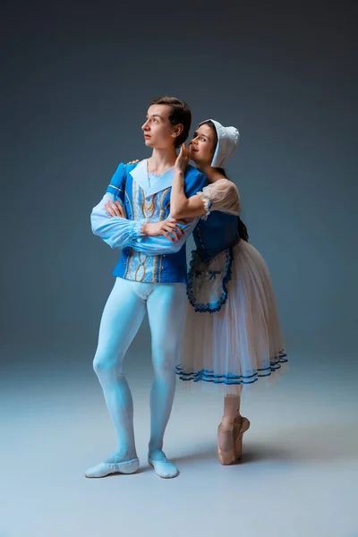 Fiatal és kecses balett táncosok, mint Hamupipőke tündérfarkú karakterek. — Stock Fotó