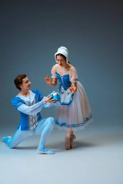 Fiatal és kecses balett táncosok, mint Hamupipőke tündérfarkú karakterek. — Stock Fotó