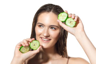 Beyaz arka planda organik tedavisiyle güzel bir kadının yüzünü kapatın. Kozmetik ve makyaj, doğal ve eko tedavi, cilt bakımı.