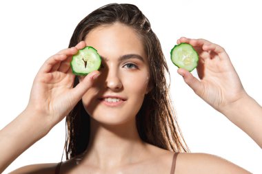 Beyaz arka planda organik tedavisiyle güzel bir kadının yüzünü kapatın. Kozmetik ve makyaj, doğal ve eko tedavi, cilt bakımı.