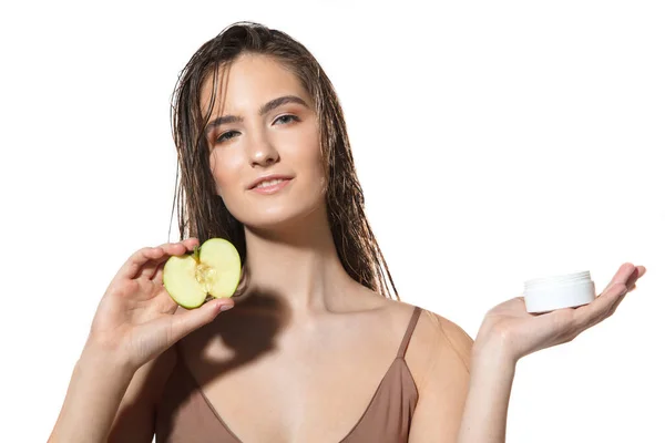 Close up de belo rosto feminino com tratamento orgânico sobre fundo branco. Cosméticos e maquiagem, tratamento natural e ecológico, cuidados com a pele . — Fotografia de Stock