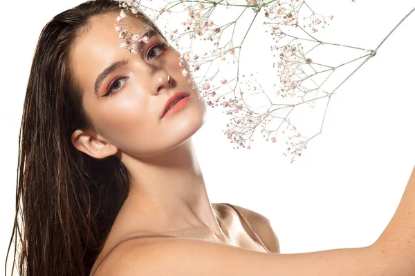 Close-up van mooi vrouwelijk gezicht met biologische behandeling over witte achtergrond. Cosmetica en make-up, natuurlijke en eco-behandeling, huidverzorging. — Stockfoto