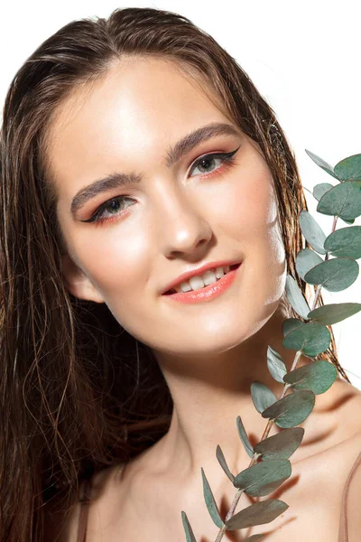 Close up de belo rosto feminino com tratamento orgânico sobre fundo branco. Cosméticos e maquiagem, tratamento natural e ecológico, cuidados com a pele . — Fotografia de Stock