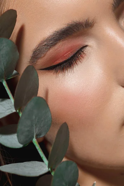 Close up de belo rosto feminino com tratamento orgânico sobre fundo branco. Cosméticos e maquiagem, tratamento natural e ecológico, cuidados com a pele . — Fotografia de Stock