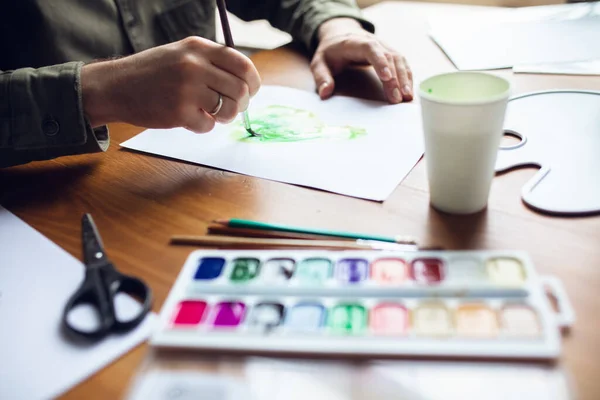 Primer plano del dibujo del hombre con pinturas y lápices en casa. Educación remota, ocupación creativa, terapia de arte — Foto de Stock