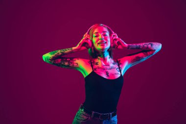 Mor arka planda beyaz kadın portresi. Kopyalama alanı var. Alışılmadık ve ürkütücü bir görünüm.