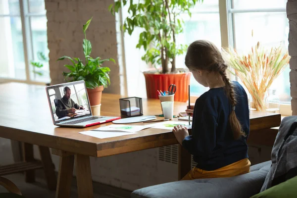 Meisje tekening met verf en potloden thuis, kijken naar docenten tutorial op laptop. Digitalisering, onderwijs op afstand — Stockfoto