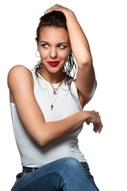 Beyaz stüdyo arka planında izole edilmiş güzel bir kadının portresi.