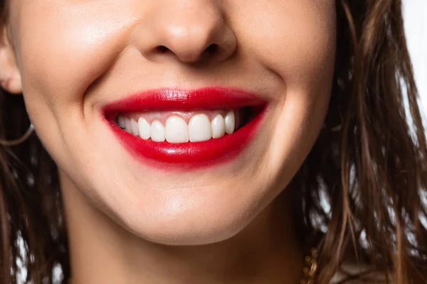 Portret van mooie stijlvolle vrouw geïsoleerd op witte studio achtergrond — Stockfoto