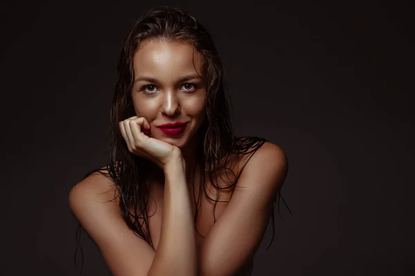 Retrato de bela mulher elegante isolado no fundo escuro estúdio — Fotografia de Stock