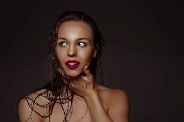 Portrait de belle femme élégante isolée sur fond de studio sombre — Photo