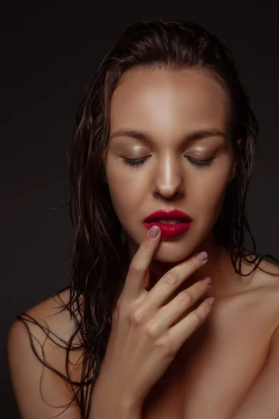 Retrato de bela mulher elegante isolado no fundo escuro estúdio — Fotografia de Stock