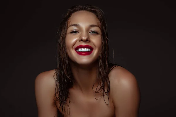 Retrato de bela mulher elegante isolado no fundo escuro estúdio — Fotografia de Stock