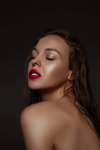 Retrato de hermosa mujer elegante aislado en el fondo del estudio oscuro — Foto de Stock