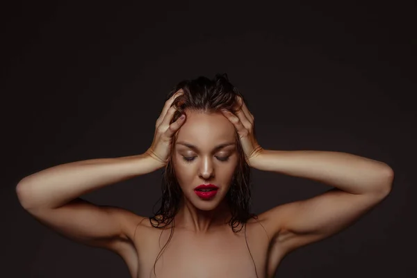 Retrato de hermosa mujer elegante aislado en el fondo del estudio oscuro — Foto de Stock