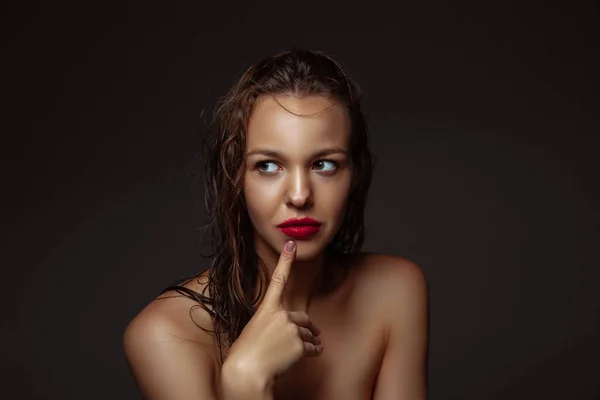 Portrait of beautiful stylish woman isolated on dark studio background — Stock Photo, Image