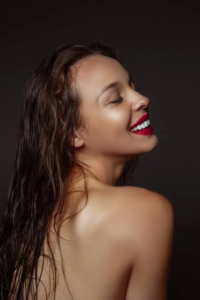 Retrato de hermosa mujer elegante aislado en el fondo del estudio oscuro — Foto de Stock