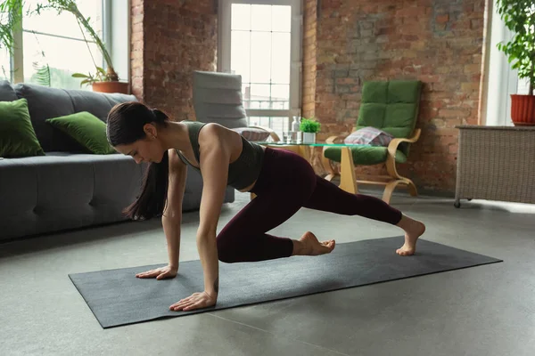 Sportieve jonge vrouw oefenen yoga thuis — Stockfoto