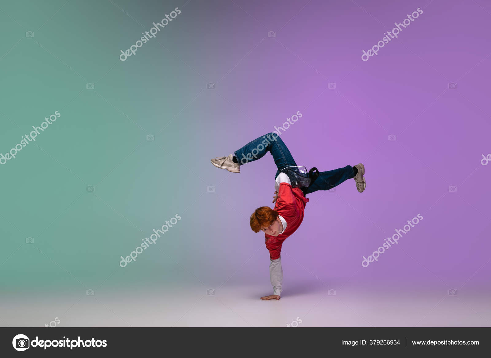 anmodning sikkerhed samlet set Dreng danser hip-hop i stilfuldt tøj på gradient baggrund på dansehallen i  neonlys. — Stock-foto © vova130555@gmail.com #379266934