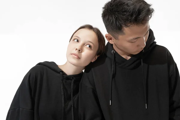 Trendige modische Paar isoliert auf weißem Studiohintergrund — Stockfoto