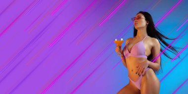 Neon ışıklı, neon çizgileri olan renkli bir portre, broşür, teklif