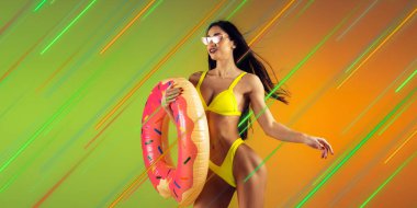 Neon ışıklı, neon çizgileri olan renkli bir portre, broşür, teklif