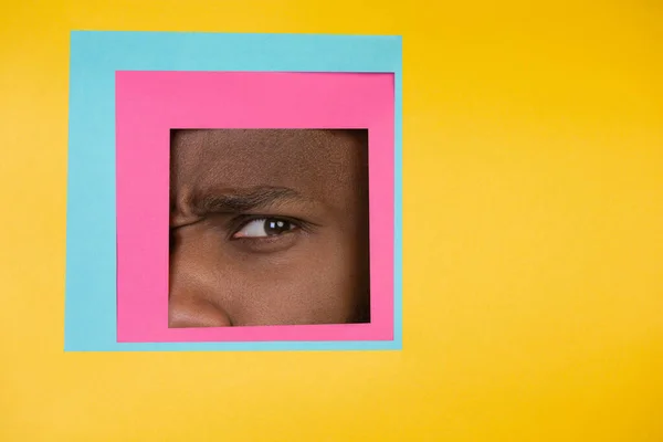 아프리카 계 미국인의 눈 노란 배경에서 사각형을 보고 있는 — 스톡 사진