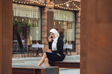 Güzel Müslüman başarılı iş kadını portresi, kendinden emin mutlu CEO.