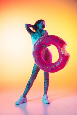 Beyaz kadın portresi. Gradyan sarı arka planda. Kopyalama alanı, alışılmadık ve tuhaf görünümlü.