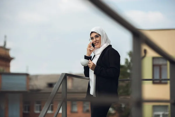 Vackra muslimska framgångsrika affärskvinna porträtt, säker glad VD — Stockfoto
