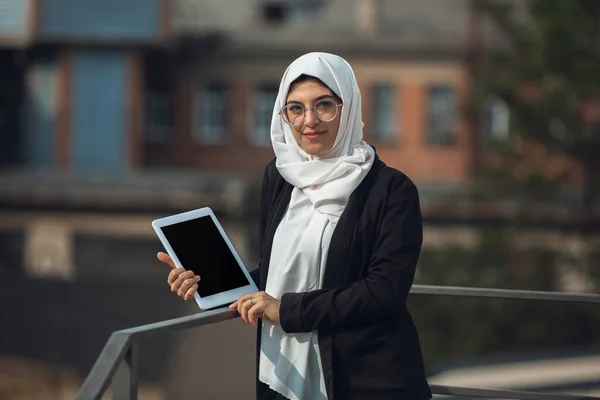 Bella musulmana ritratto di successo donna d'affari, fiducioso felice CEO — Foto Stock