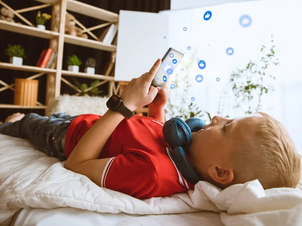 Anak laki-laki yang terhubung dan berbagi media sosial. Ikon UI modern, komunikasi, perangkat — Stok Foto