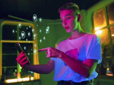 Sosyal medyayı bağlayan ve paylaşan bir kız. Modern UI simgeleri, iletişim, aygıtlar