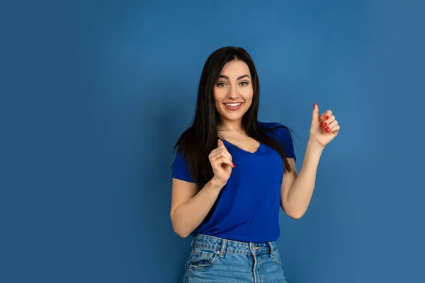 Mulheres caucasianas retrato isolado em fundo estúdio azul — Fotografia de Stock