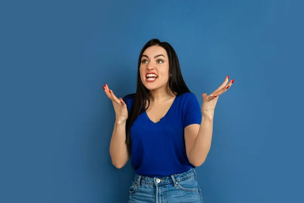 Portret feminin caucazian izolat pe fundalul studioului albastru — Fotografie, imagine de stoc