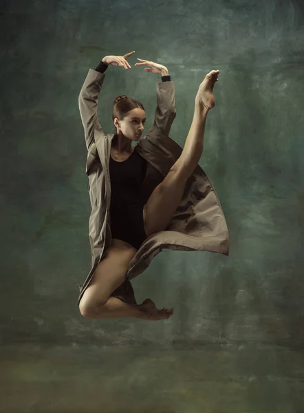 Jovem graciosa bailarina concurso no fundo escuro estúdio — Fotografia de Stock