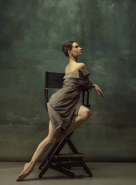 Молодая изящная нежная балерина на темном фоне студии — стоковое фото