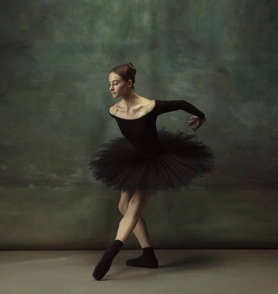 Jovem graciosa bailarina concurso no fundo escuro estúdio — Fotografia de Stock