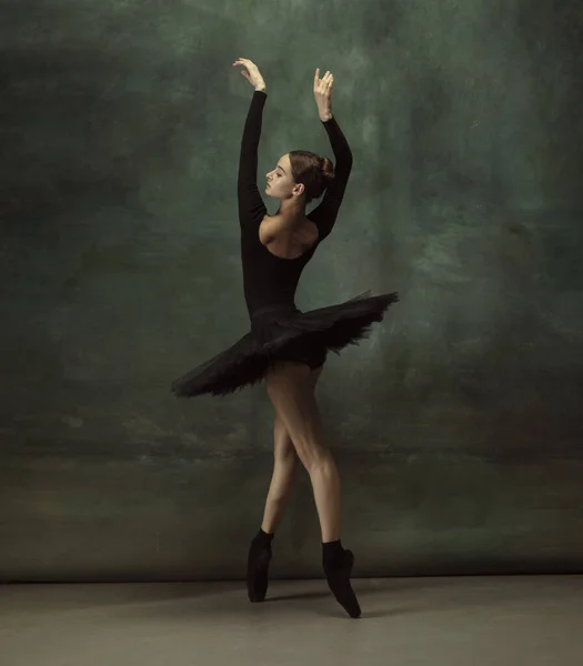 Jeune ballerine tendre gracieuse sur fond de studio sombre — Photo