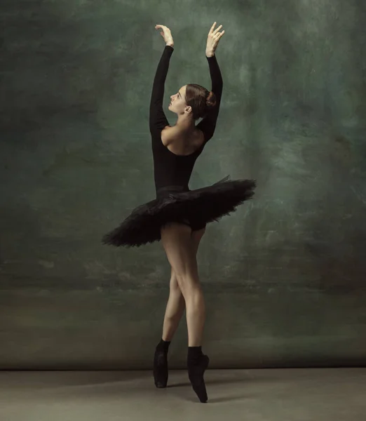 Joven elegante bailarina tierna sobre fondo oscuro estudio — Foto de Stock