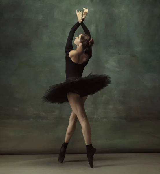 Jovem graciosa bailarina concurso no fundo escuro estúdio — Fotografia de Stock