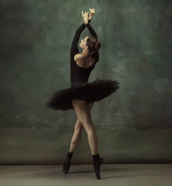 Joven elegante bailarina tierna sobre fondo oscuro estudio —  Fotos de Stock