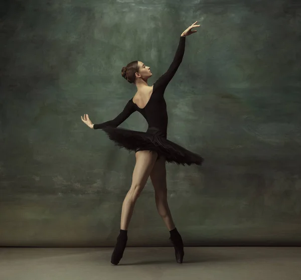 Joven elegante bailarina tierna sobre fondo oscuro estudio —  Fotos de Stock