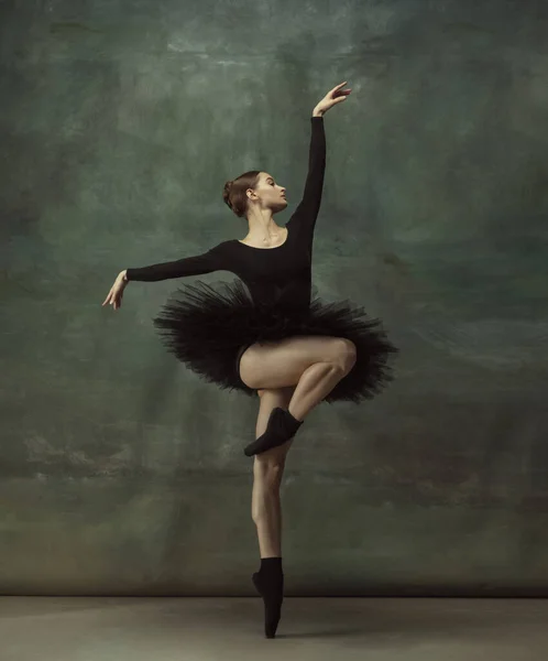 Jovem graciosa bailarina concurso no fundo escuro estúdio — Fotografia de Stock